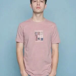 Man wearing dusty pink minimalist graphic cotton t-shirt by Ropa de Roma